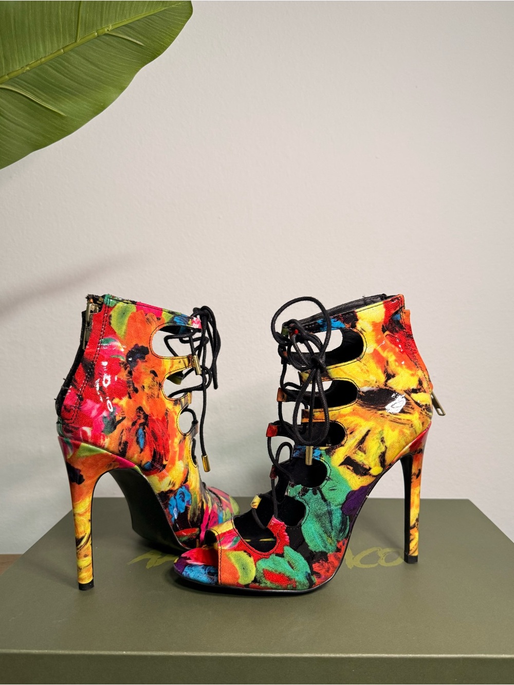 NEW Steve Madden Cythiaa Floral Lace-Up Peep Toe Booties | Size 6.5
